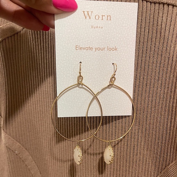 wornbyana Jewelry - Bundle 3 for $20 any item with a 🌸 Natural stone dangle earrings
